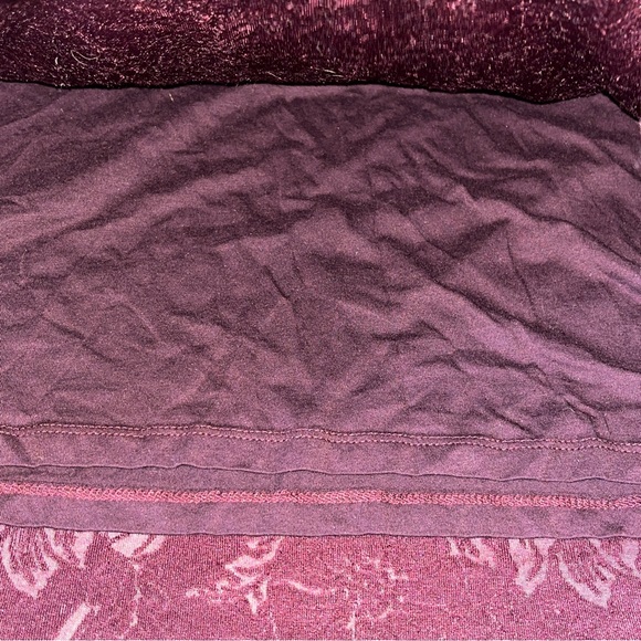 Ann Taylor Factory top, crushed velvet look, burgundy with floral pattern - Picture 7 of 9
